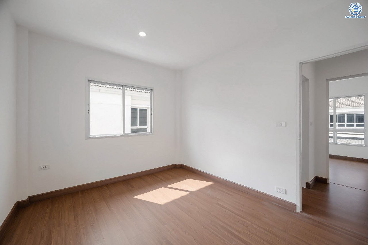 บ้านมือสองตกแต่งใหม่ โครงการ ไลฟ์ บางกอก บูเลอวาร์ด ปิ่นเกล้า-เพชรเกษม หลังมุม สังคมคุณภาพ SC Asset เนื้อที่กว้างกว่า 52.5 ตร.ว ฟังก์ชัน 3 ห้องนอน 3 ห้องน้ำ 2 ที่จอดรถ บนทำเลติดถนนพุทธมณฑลสาย4 ตอบโจทย์กับทุกครอบครัว ใกล้ ม.มหิดล, แหล่งช้อปปิ้ง "เซ็นทรัล ศาลายา", รถไฟฟ้าสายสีน้ำเงิน "สถานีหลักสอง" และทางด่วน "ศรีรัช"